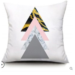 coussin  motif   4 triangles  fond blanc  40cm X 40 cm